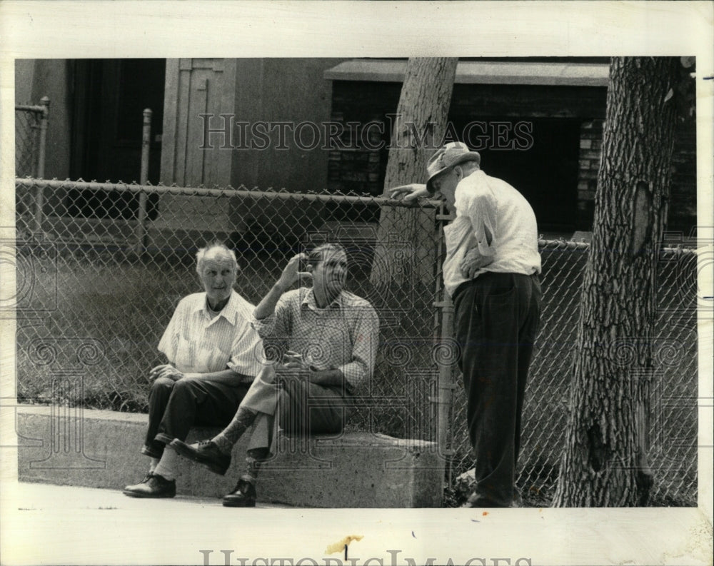 1978 Press Photo elderly residents Uptown district day - RRW67639 - Historic Images