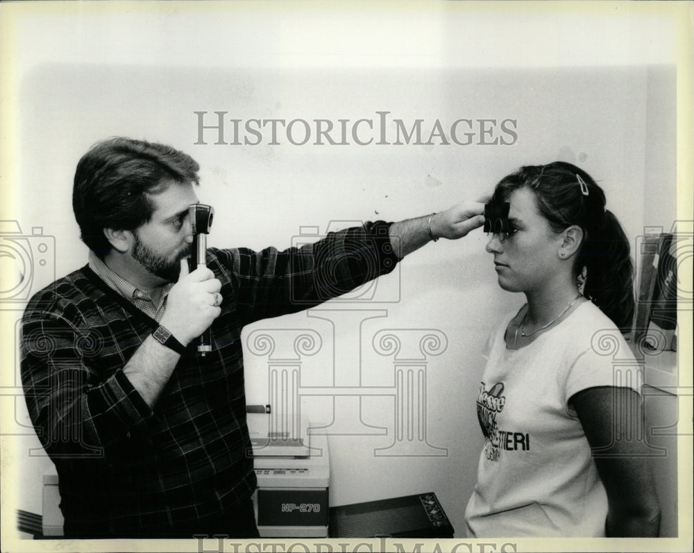 1985 Press Photo Dr.Edward examines Denise Dayan. - RRW67645 - Historic Images