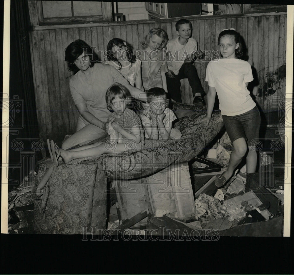 1965 Press Photo Mrs Marie Stevens Ashland evicted kids - RRW67689 - Historic Images