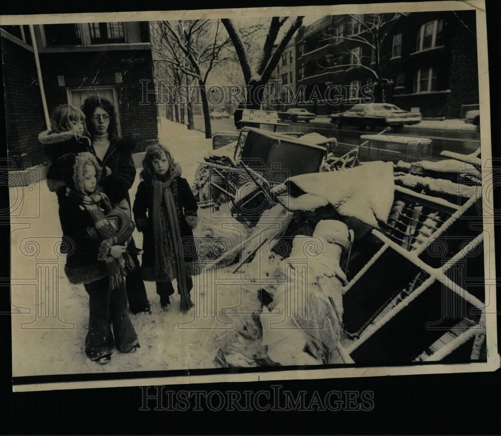 1976 Press Photo Miller evicted apartment sidewalk - RRW67721 - Historic Images