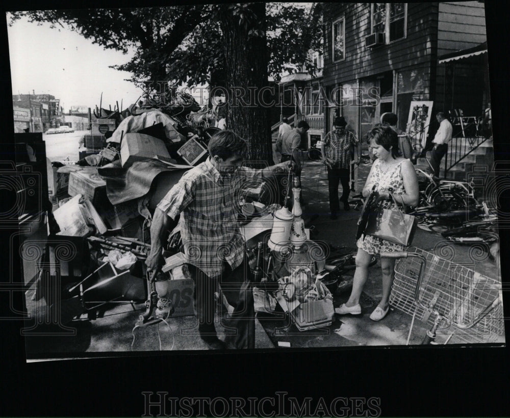 1972 Press Photo Willard Posen Evicted Irving Park Mich - RRW67723 - Historic Images