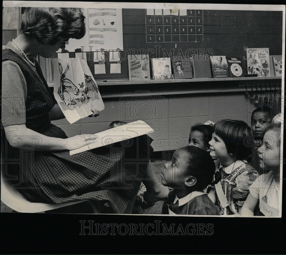 1966 Press Photo Mrs Gladys Tutrup teacher Ruth Dunbar - RRW67731 - Historic Images