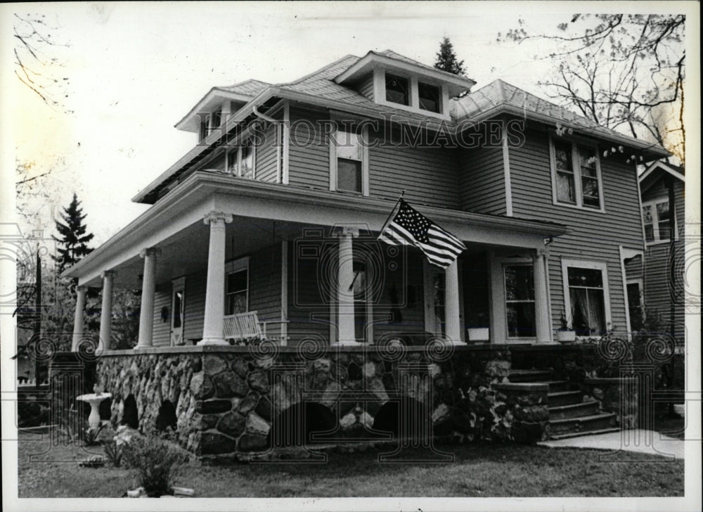 1984 Press Photo Home exterior interior view bedroom - RRW67985 - Historic Images