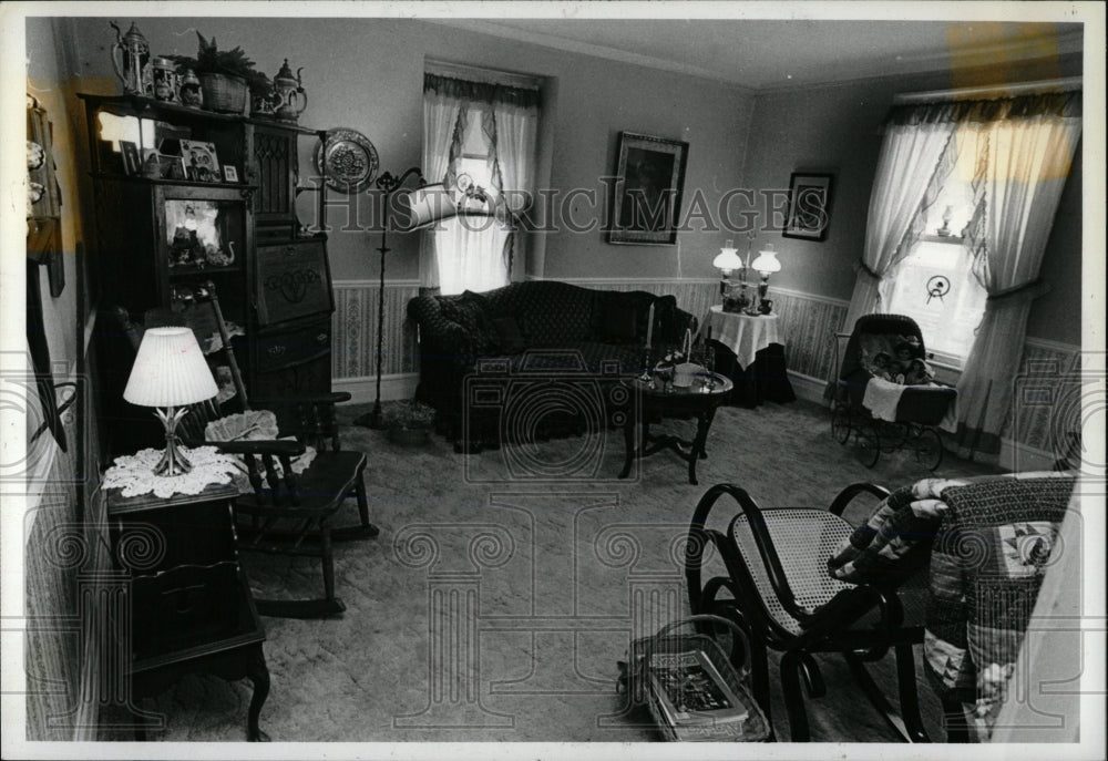 1984 Press Photo Interior Exterior House Living Room - RRW67987 - Historic Images