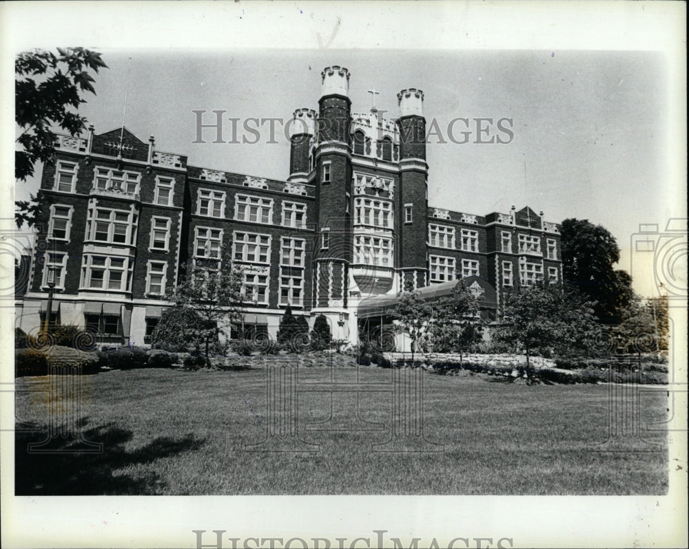 1984 Press Photo Norman Towers - RRW68135 - Historic Images