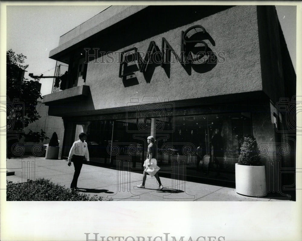 1990 Press Photo Evans coat store Michigan - RRW68193 - Historic Images