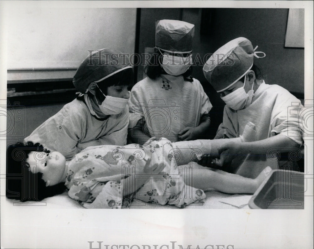 1989 Press Photo Evanston Hospital doctor gear Romona - RRW68205 - Historic Images