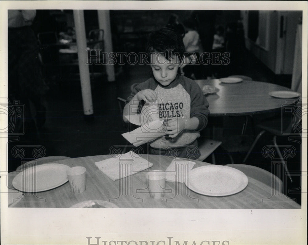 1990 Press Photo McKENZIE DOLNICK FOLDS NAPKINDS LUNCH - RRW68251 - Historic Images