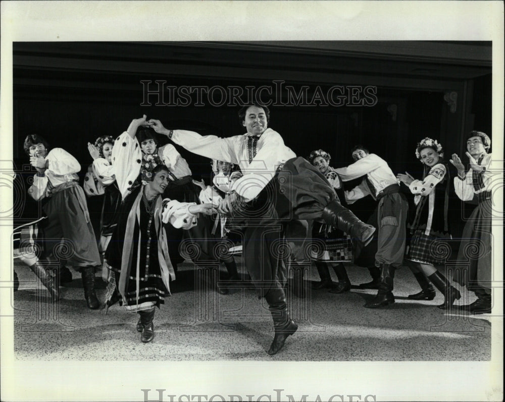 1986 Press Photo Ukrainian dancers Milwaukee&#39;s Holiday - RRW68309 - Historic Images