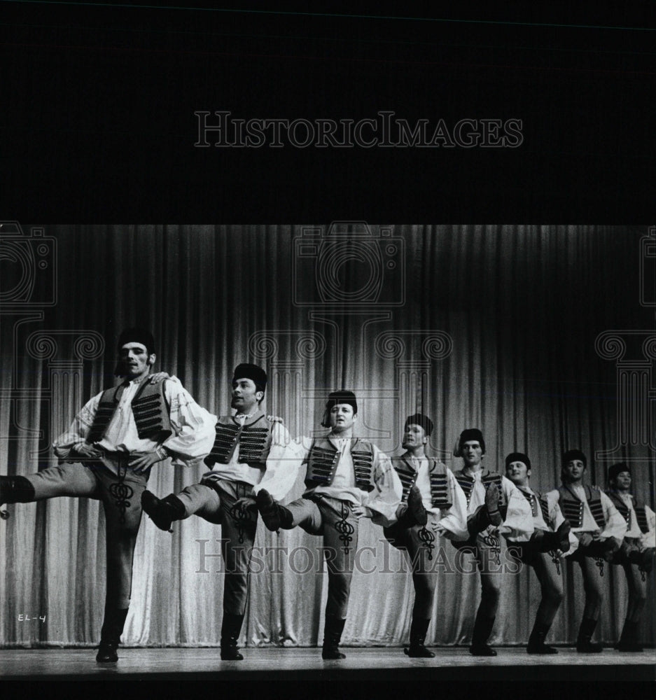 1972 Press Photo DUKLA UKRANIAN DANCE COMPANY - RRW68327 - Historic Images