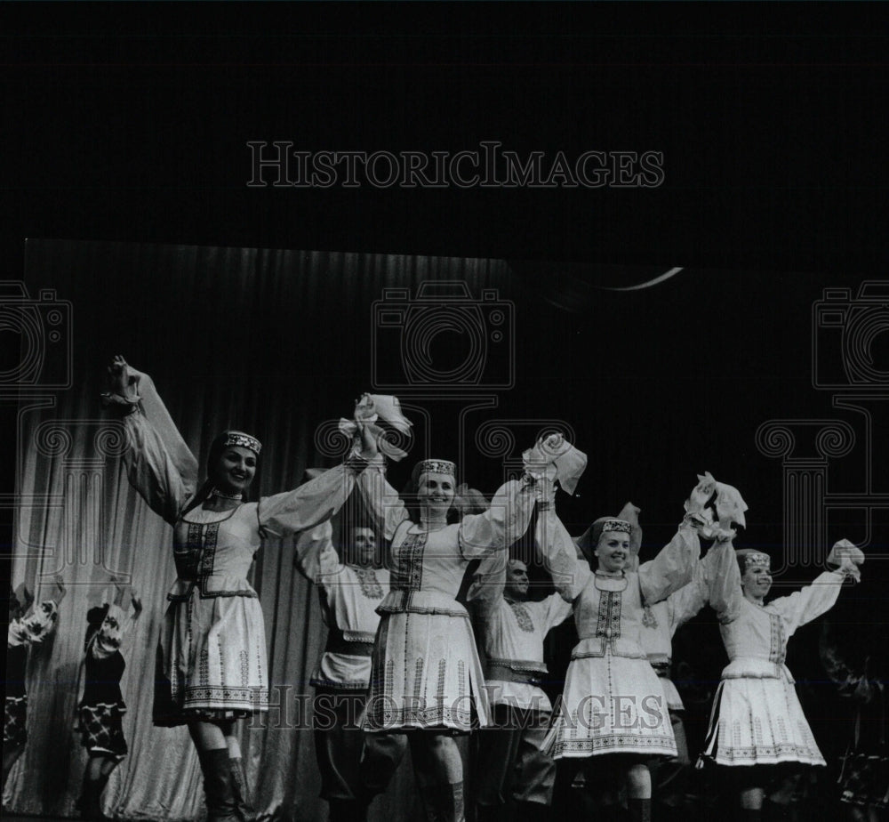 1972 Press Photo Dukla Ukrainian Dance Company Dancers - RRW68331 - Historic Images
