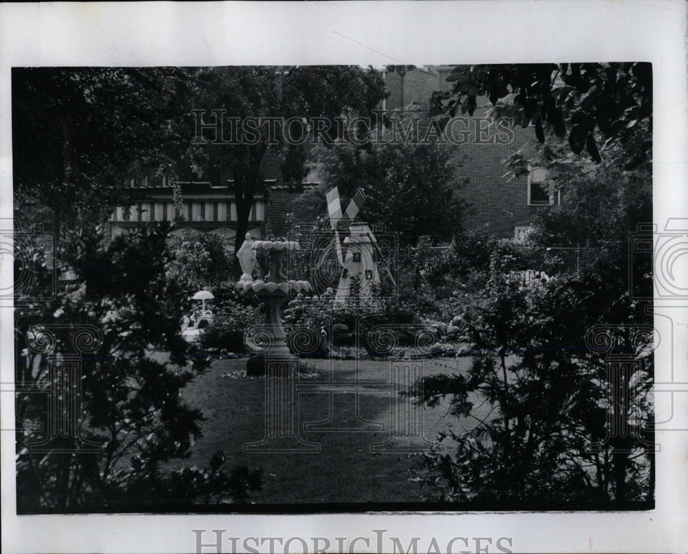 1975 Press Photo Virginia Klemanovic Immaculate Garden - RRW68393 - Historic Images