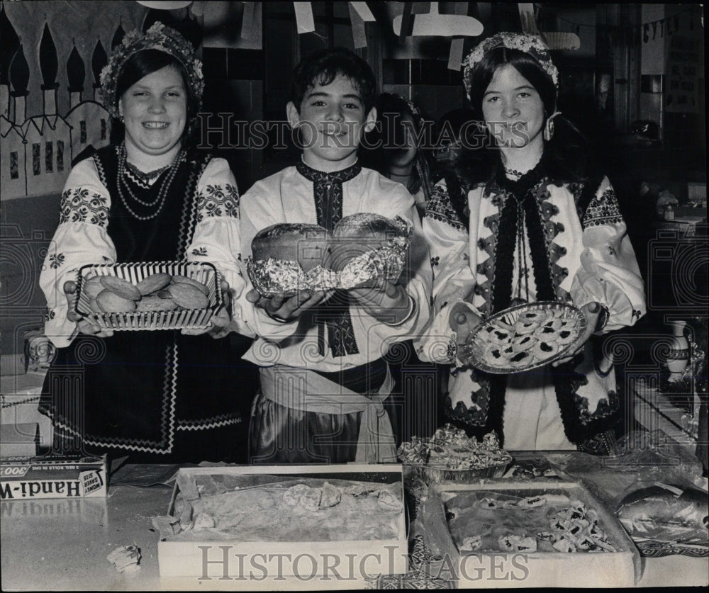 1972 Press Photo St Nicholas Day Ukrainian Costumes - RRW68415 - Historic Images