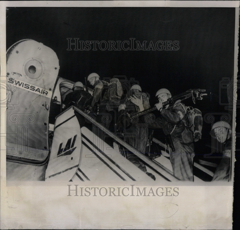 1956 Press Photo UN Troops Board Plane Suez Canal Zone - RRW68449 - Historic Images