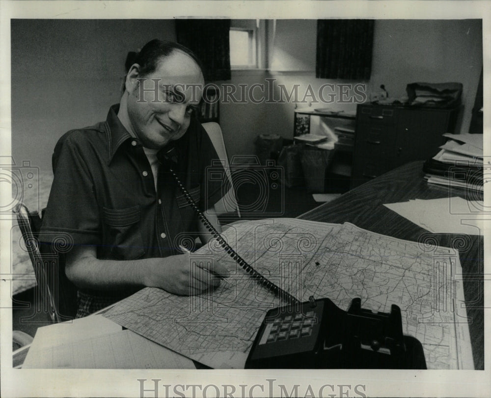 1976 Press Photo Myron Chernoff Eyelashes Business Mich - RRW68545 - Historic Images
