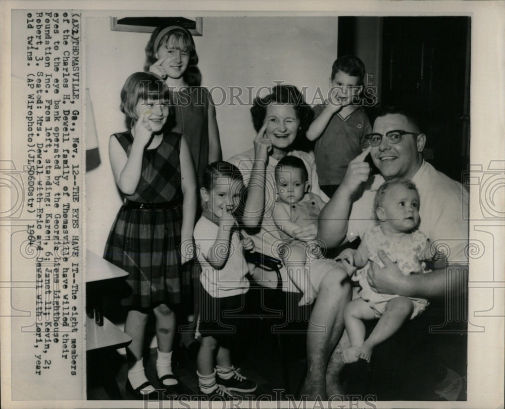 Press Photo Charles H. Dewell 8 Family Members - RRW68547 - Historic Images