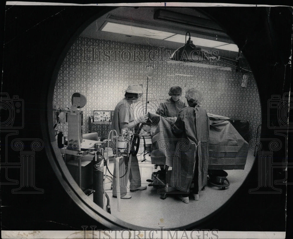 1977 Press Photo View of Operating Room - RRW68589 - Historic Images