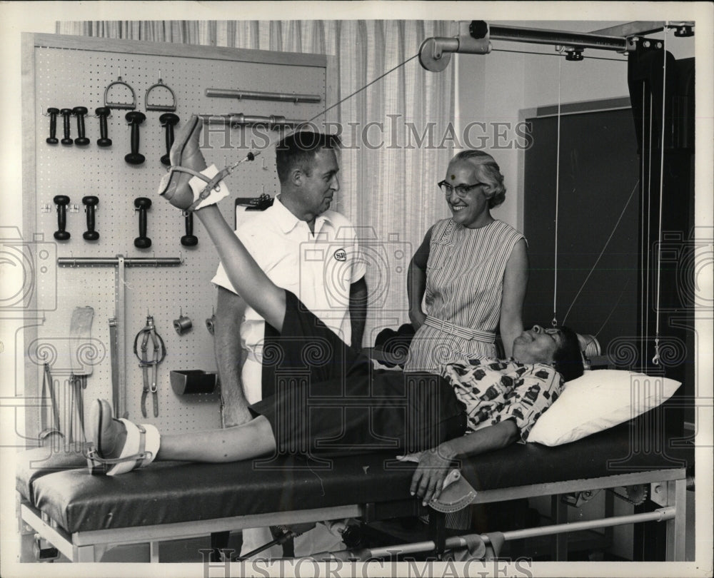 1954 Press Photo USAF Physical Therapist Meidical - RRW68595 - Historic Images