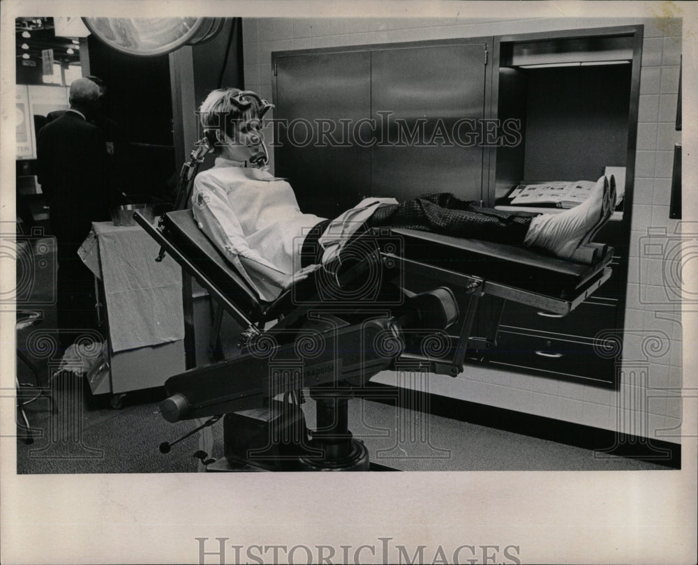 1969 Press Photo Lynn Primm Demonstrator Surgery Table - RRW68599 - Historic Images