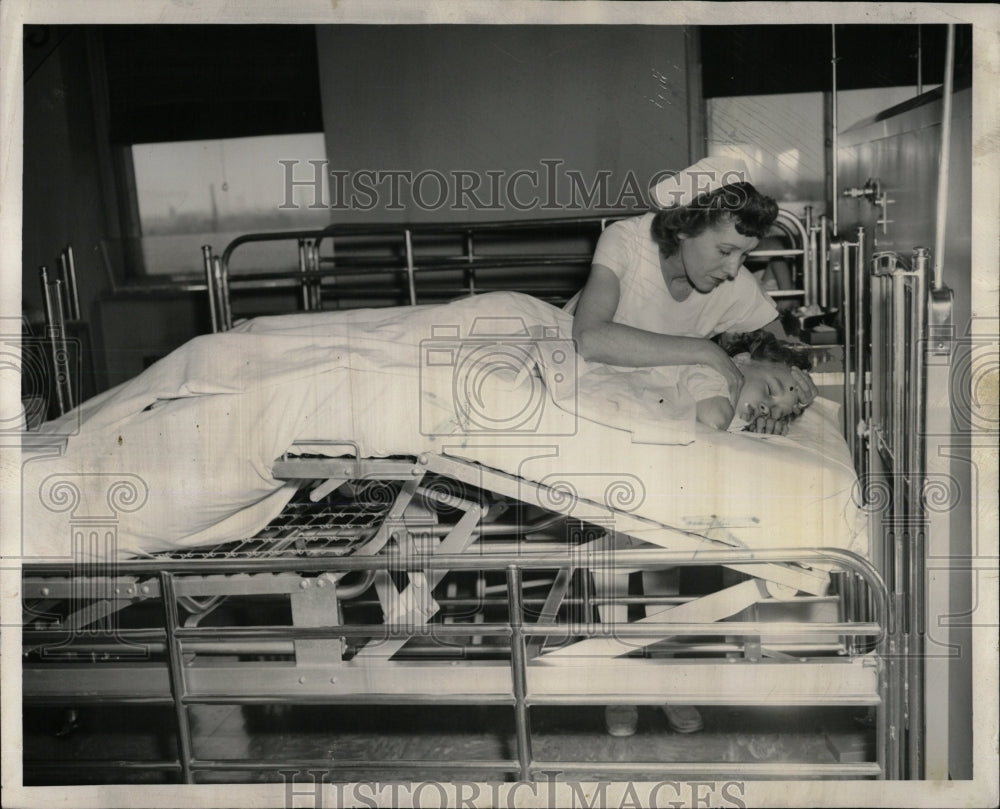 1952 Press Photo Kathryn Linee Tonsil Patient Nurse Bed - RRW68603 - Historic Images