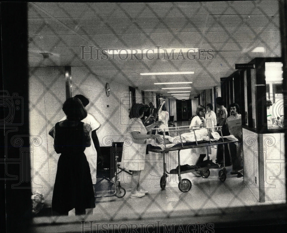 1977 Press Photo Loyola Hospital Emergency Window - RRW68605 - Historic Images