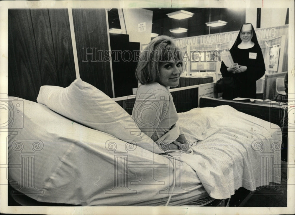 1966 Press Photo Donna Federas Hospital Convention Area - RRW68607 - Historic Images