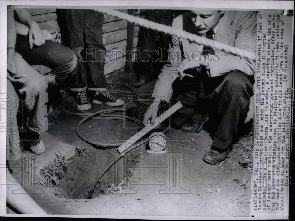 1965 Press Photo George Di Peso Disappearing Hose - RRW68625 - Historic Images