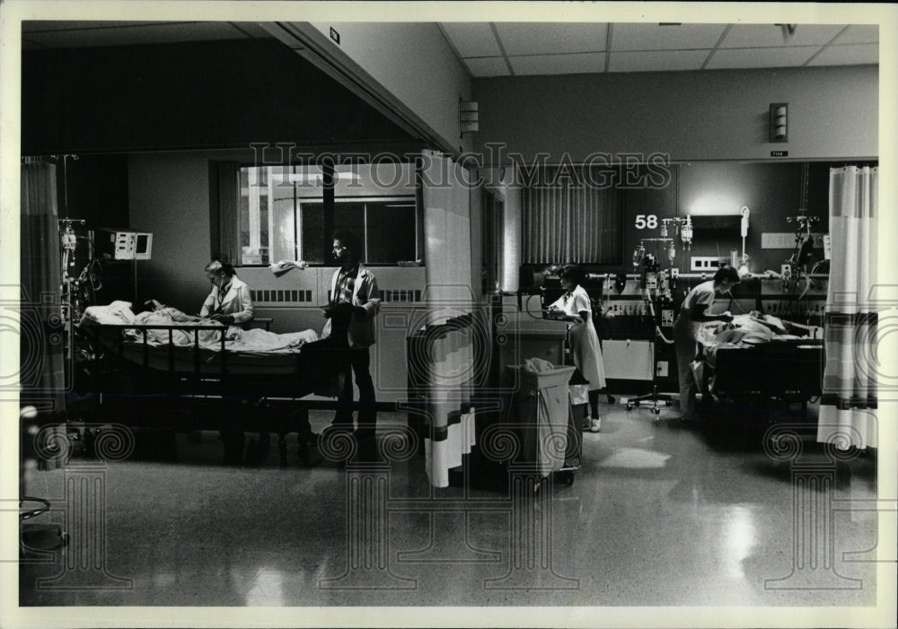 1981 Press Photo Northwestern Memorial Hospital ICU - RRW68627 - Historic Images