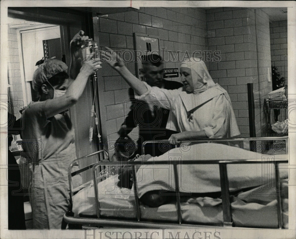 1973 Press Photo Resurrection Hospital O&#39;Hare Accident - RRW68639 - Historic Images