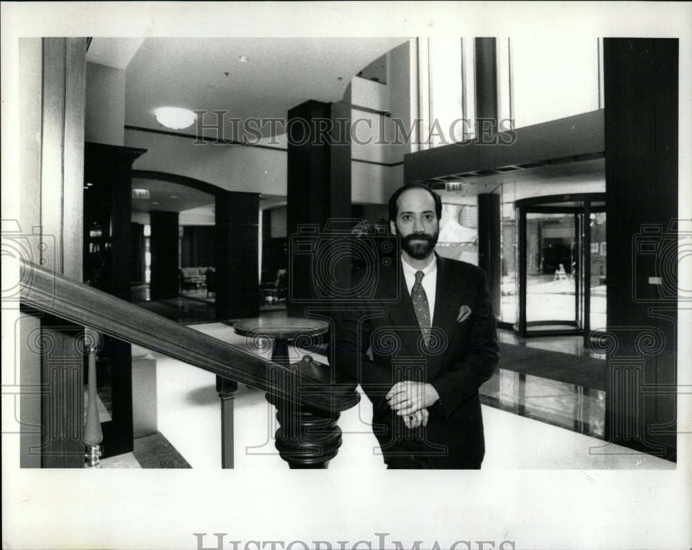 1990 Press Photo Guest Quarters Hotel Stuart Newmark - RRW68769 - Historic Images