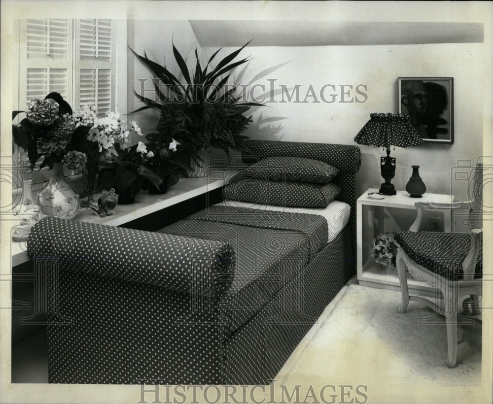 1969 Press Photo Stevens Polka Dot Sheets Linens Room - RRW68777 - Historic Images