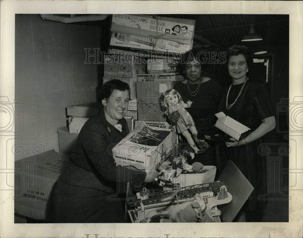 1962 Press Photo United Charities Chicago Toy Sorting - RRW68811 - Historic Images