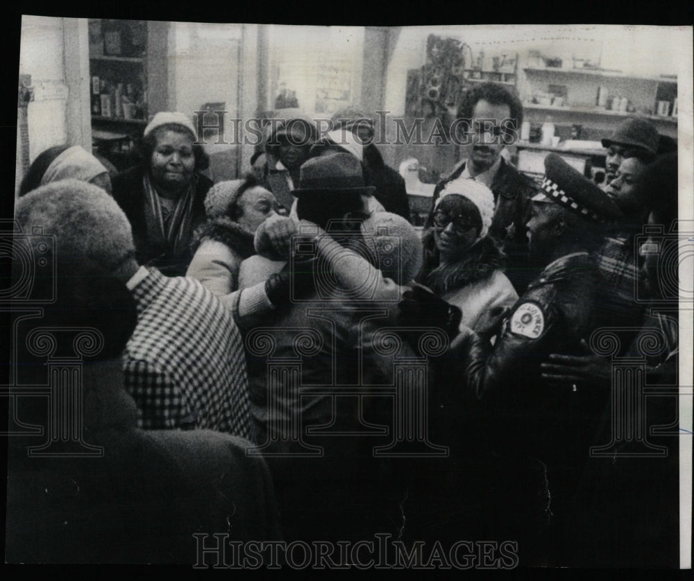 1976 Press Photo Hostages Embrace Loved Ones on Release - RRW68927 - Historic Images