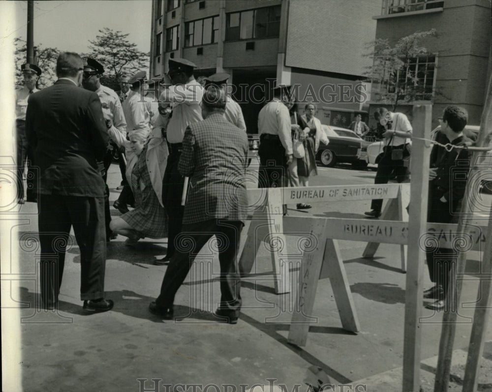 1965 Press Photo Police drag pickets away - RRW68943 - Historic Images