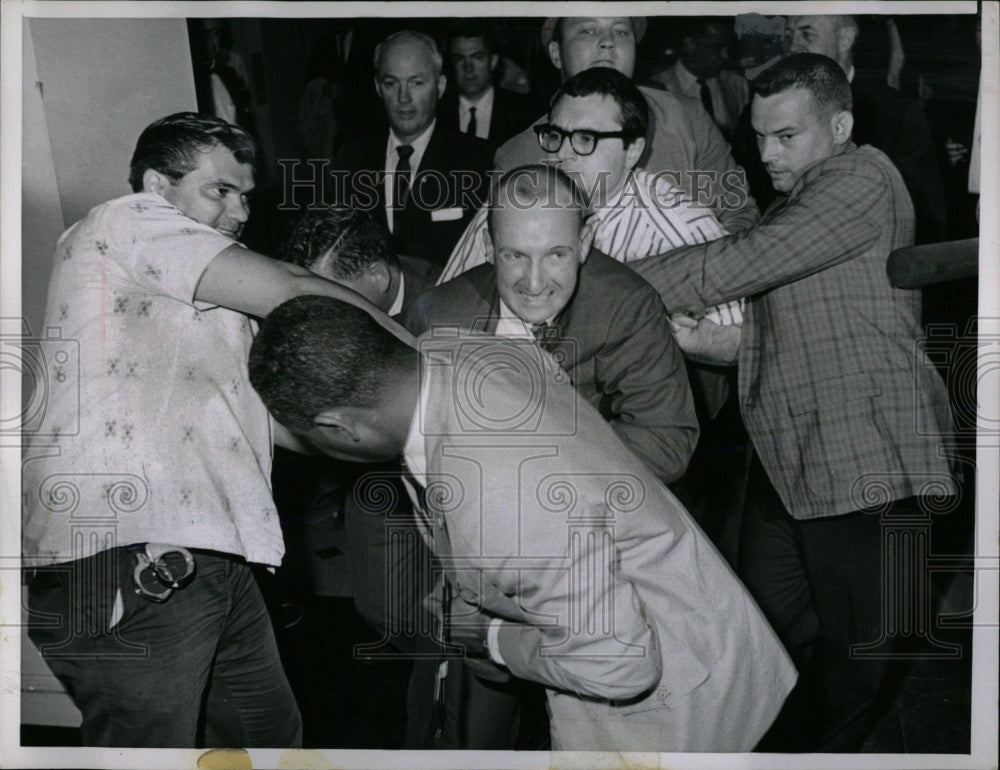 1965 Press Photo U.S. Marshalls Struggle With Protestor - RRW68947 - Historic Images