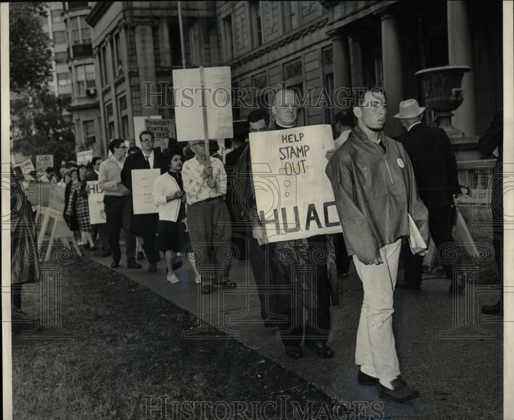 1965 Press Photo Pickets march in protest HUAC - RRW68949 - Historic Images