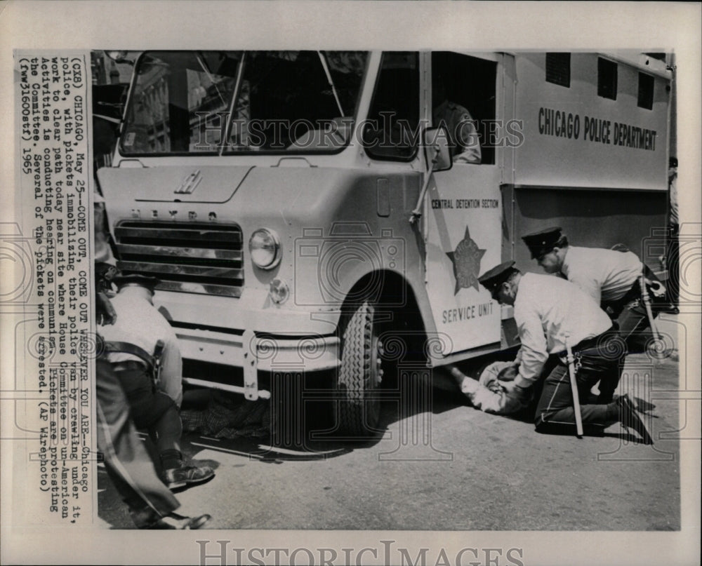 1965 Press Photo Chicago Police with Pickets - RRW68961 - Historic Images