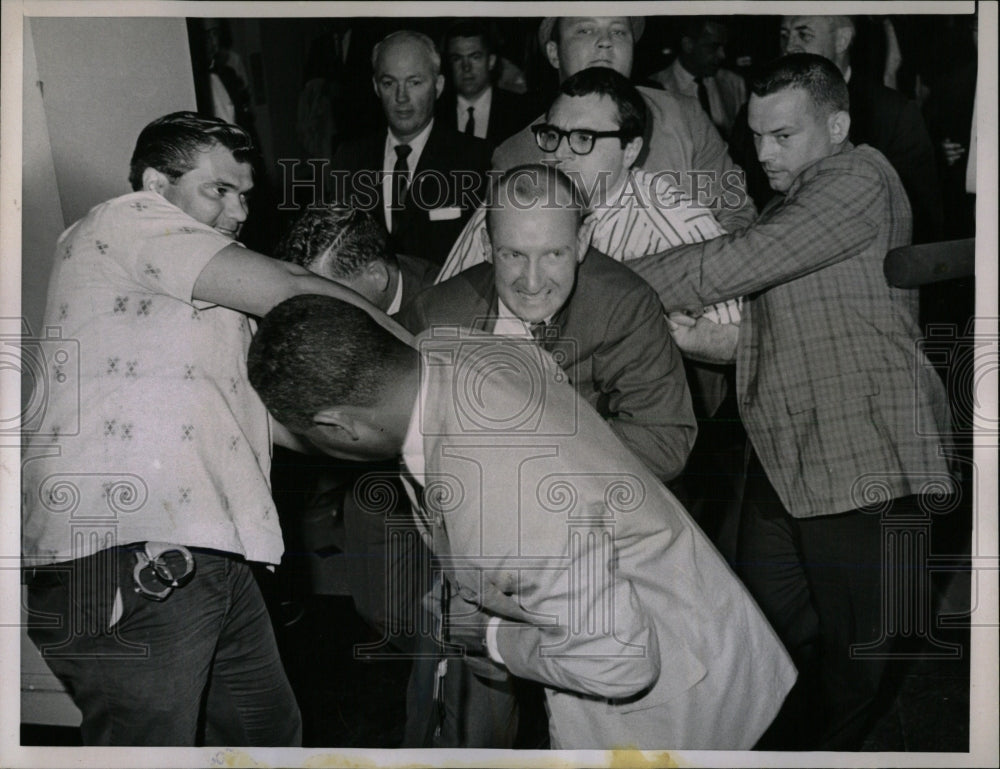 1975 Press Photo Man Protests House Unamerican Hearing - RRW68965 - Historic Images