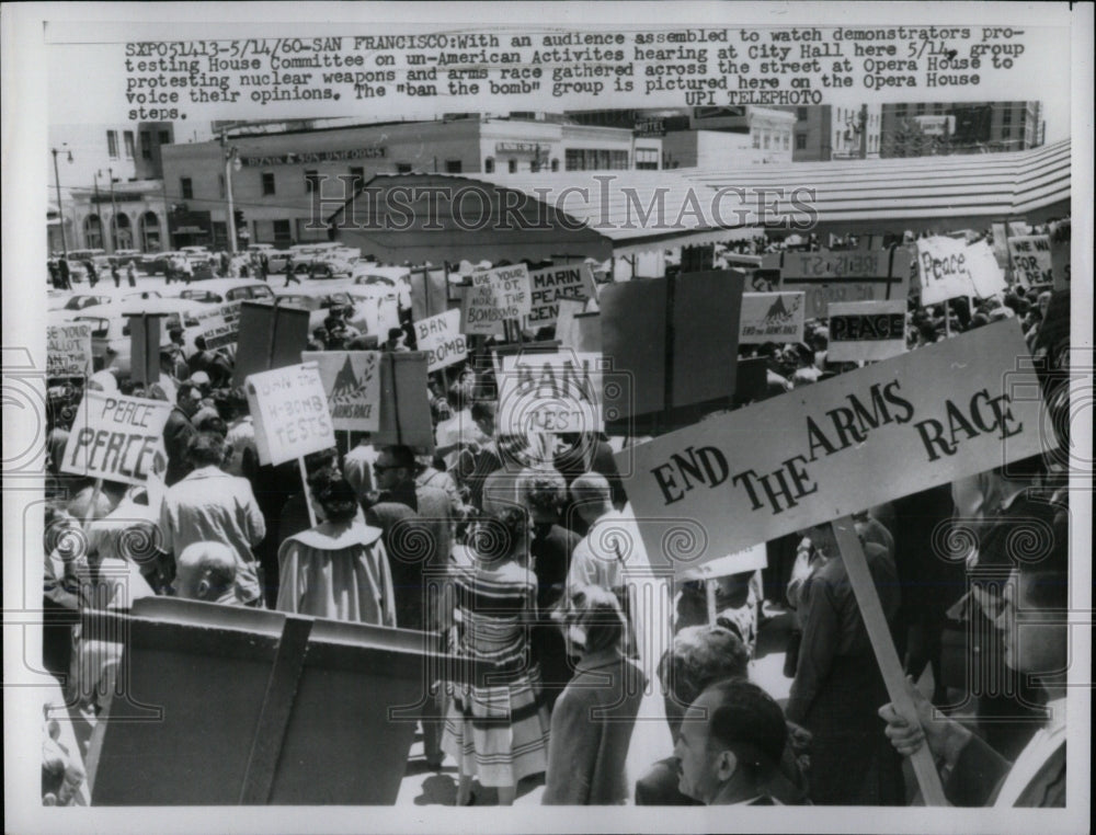 1960 Press Photo DEMONSTRATORS PROTESTING HOUSE - RRW68969 - Historic Images