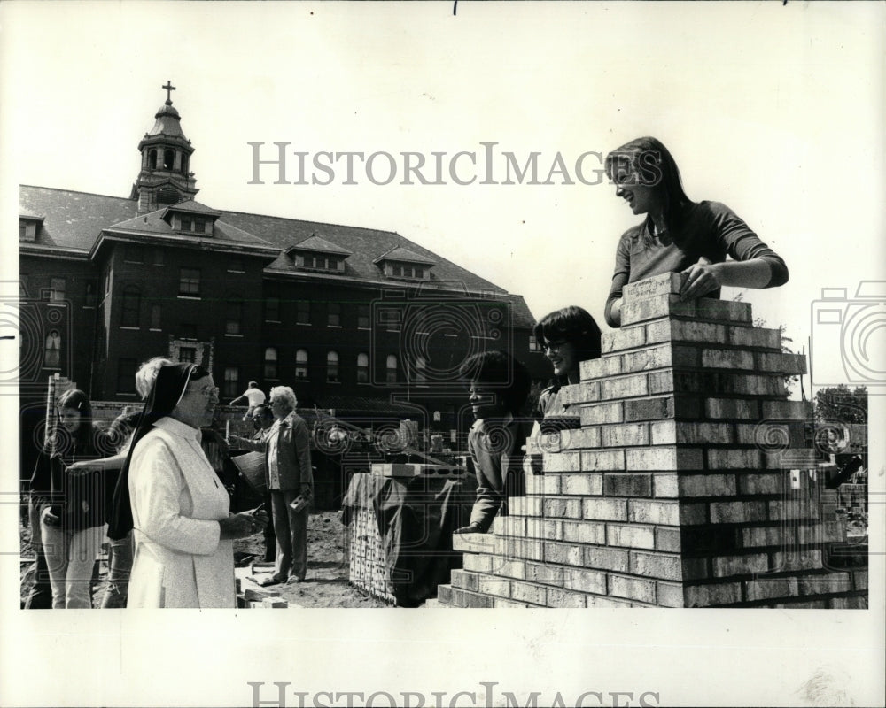 1977 Press Photo Autograph Day House Good Shepherd - RRW69085 - Historic Images