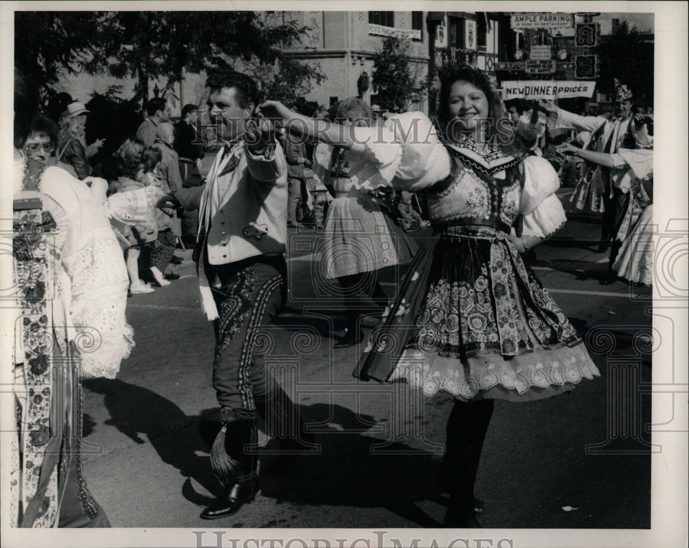 1989 Press Photo Moravian Folklore Circle Dance Parade - RRW69091 - Historic Images