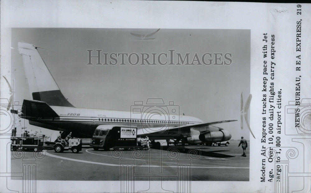 1967 Press Photo Jet Age Cargo Planes Daily Flights - RRW69327 - Historic Images