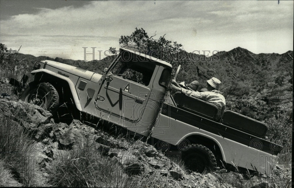 1978 Press Photo Flying Visit Outback Tourists Toyota - RRW69431 - Historic Images