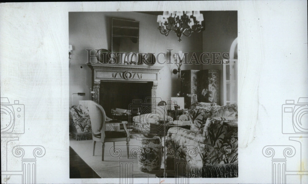 1983 Press Photo Plush Oversize Furniture Living Room - RRW69717 - Historic Images