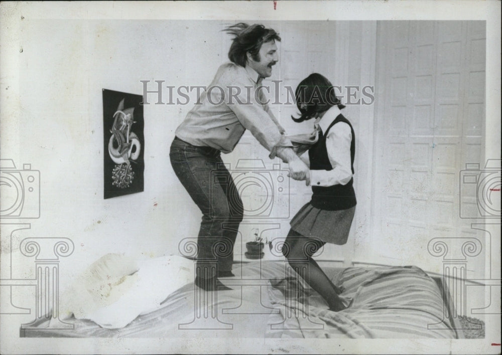 1971 Press Photo Prospective Customers Test "Aqua Bed" - RRW69721 - Historic Images