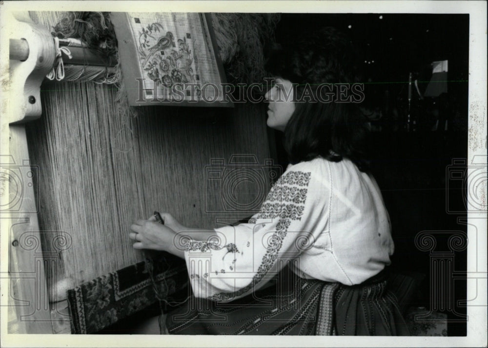 1992 Press Photo Romanian weaver Rodica Gnigoria - RRW69733 - Historic Images