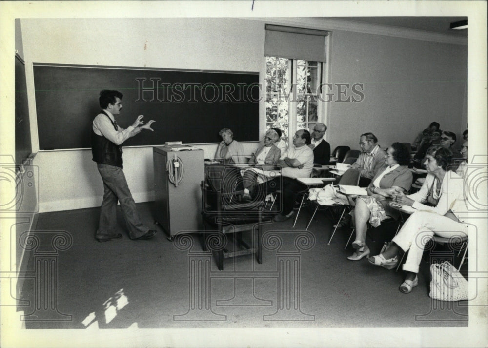 1980 Press Photo Elderhostel benefits faculty members - RRW69787 - Historic Images