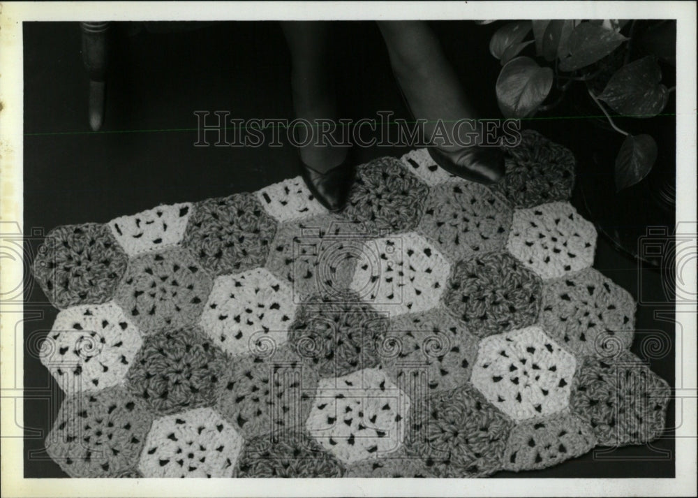 1989 Press Photo hexagons crocheted sewn sturdy rug - RRW69791 - Historic Images