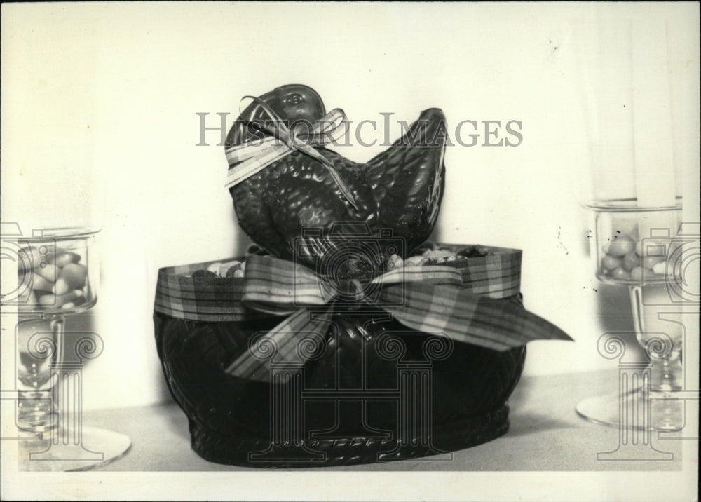 1981 Press Photo Chocolate centerpiece for thanksgiving - RRW69845 - Historic Images