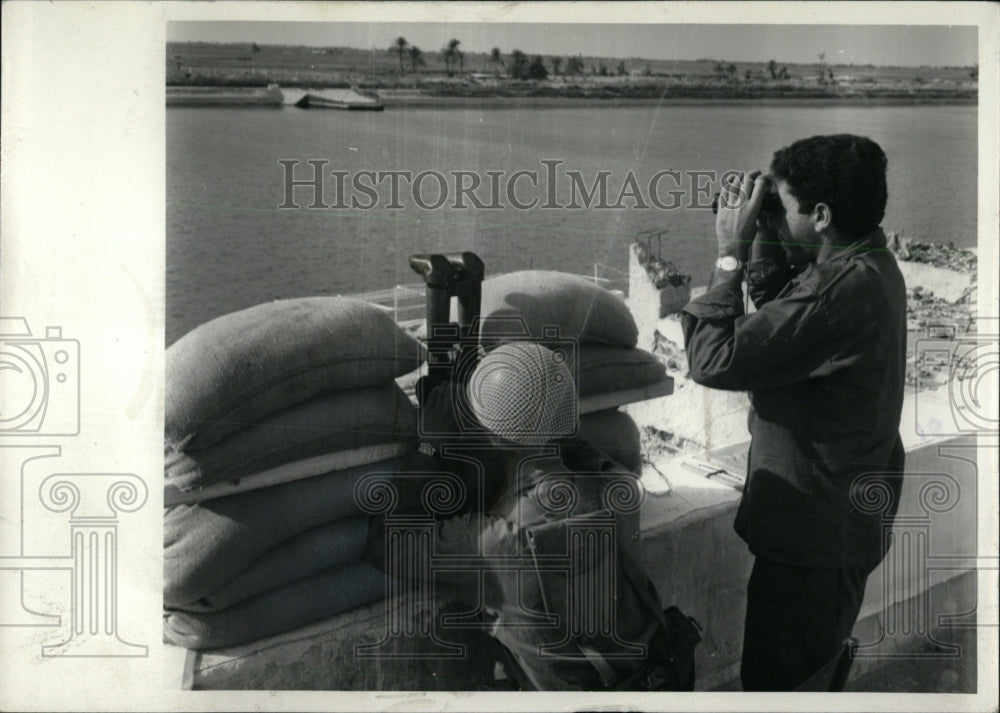 1968 Press Photo Israelis looking over Suez - RRW69989 - Historic Images